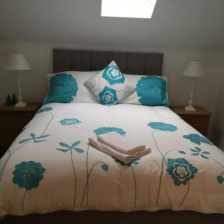 Spacious And Bright Town Centre Apartment Ballycastle Exterior photo