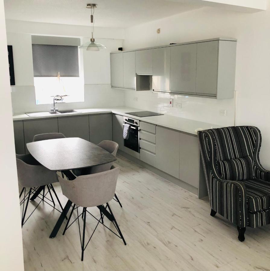Spacious And Bright Town Centre Apartment Ballycastle Exterior photo